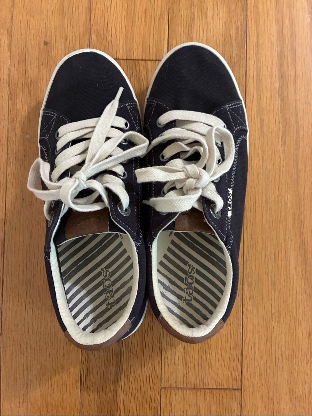 Taos Starburst Black Lace Up Sneakers - women's size 7.5 - Picture 3 of 5